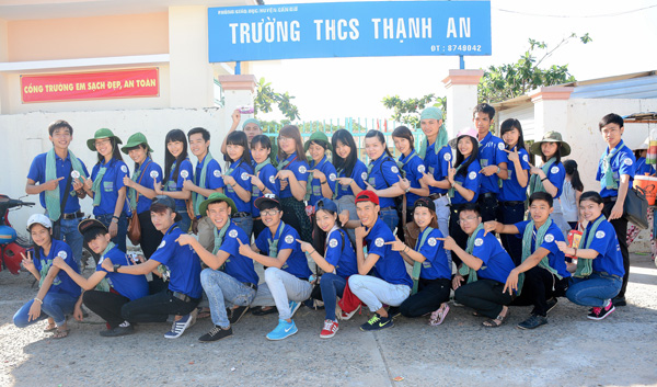 Sticker[-]"Không[-]xả[-]rác[-]bừa[-]bãi"[-]cùng[-]Đoàn[-]trường[-]CĐ[-]Văn[-]hóa[-]Nghệ[-]thuật[-]TPHCM[-]đến[-]với[-]gia[-]đình[-]chính[-]sách[-]huyện[-]Cần[-]Giờ